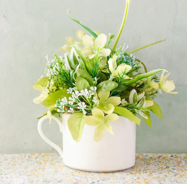 Bukett blommor i vas — Stockfoto
