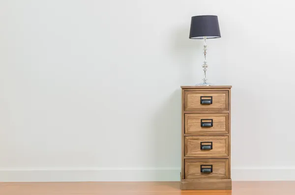 Lamba komodinin üzerinde.