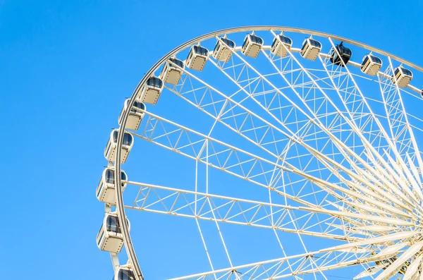 Ferris roue dans le parc — Photo