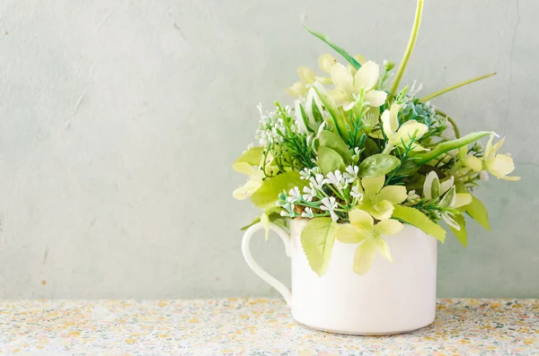 Boeket bloemen in vaas — Stockfoto