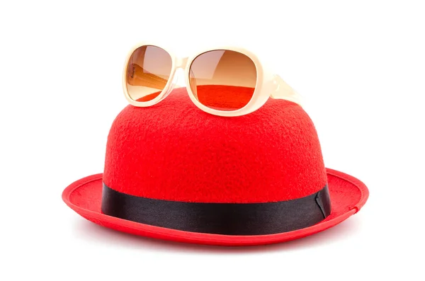 Gafas de sol sombrero rojo aislado fondo blanco — Foto de Stock