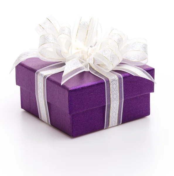 Pudełko na prezenty izolowane białe tło — Zdjęcie stockowe