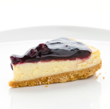 Yaban mersinli cheesecake izole beyaz arka plan
