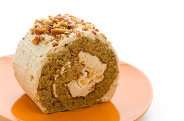 Beyaz arka plan üzerinde izole kahve pasta rulo