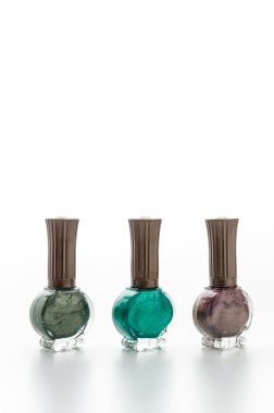 Oje beyaza izole edilmiş.