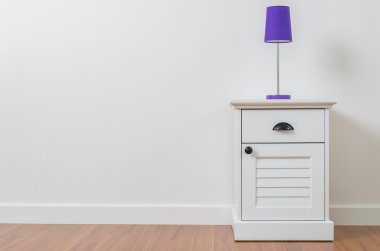 Lamba komodinin üzerinde.