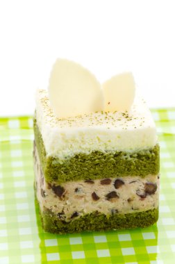 Beyaz arka plan üzerinde izole Matcha yeşil çay pasta