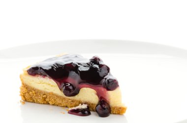 Yaban mersinli cheesecake izole beyaz arka plan