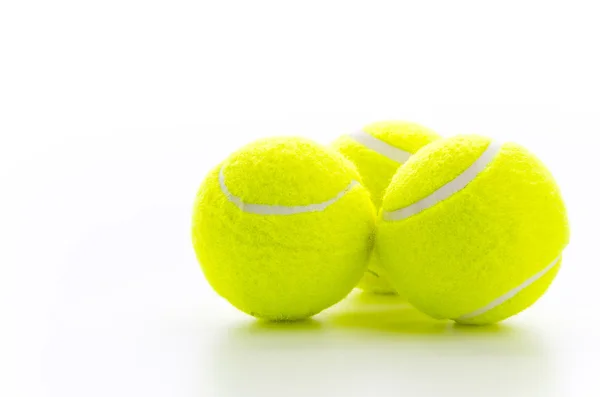 Pelotas de tenis aisladas en blanco —  Fotos de Stock