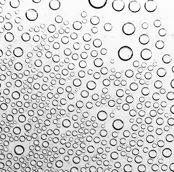 su damlası siyah ve beyaz arka plan üzerinde (koyu siyah işlemek ve