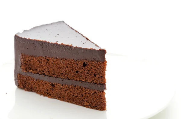 白い背景で隔離のチョコレート ケーキ — ストック写真