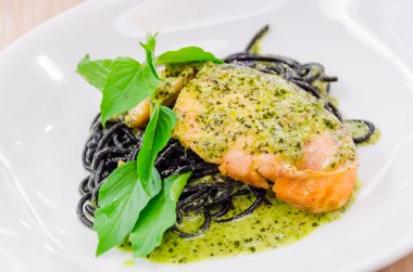 Somon makarna spagetti