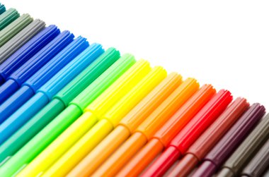 Beyaz arka plan üzerinde izole renkli kalem