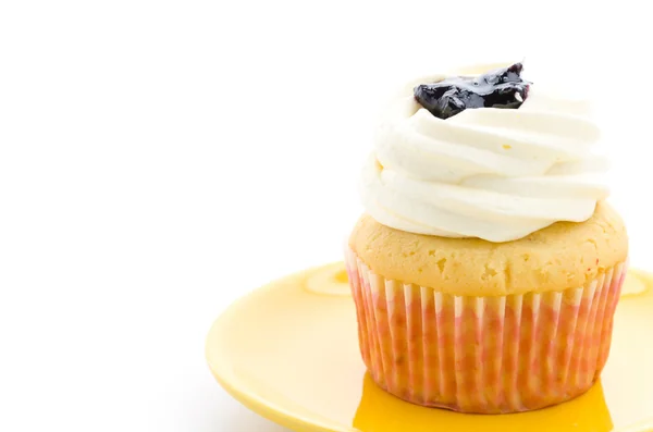 Cupcakes geïsoleerd op witte achtergrond — Stockfoto