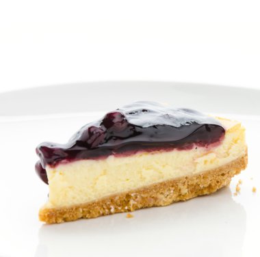 Yaban mersinli cheesecake izole beyaz arka plan