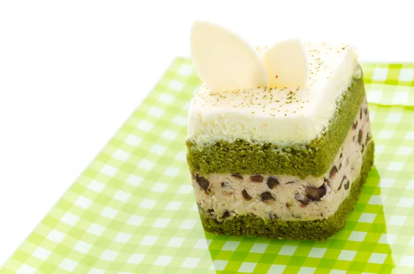 Matcha grüner Tee Kuchen isoliert auf weißem Hintergrund — Stockfoto