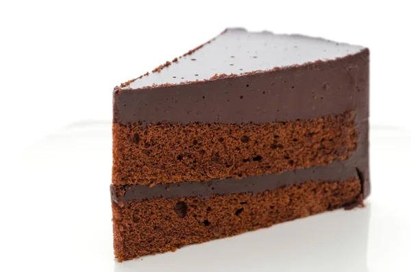 Торт шоколад изолирован на белом фоне — стоковое фото