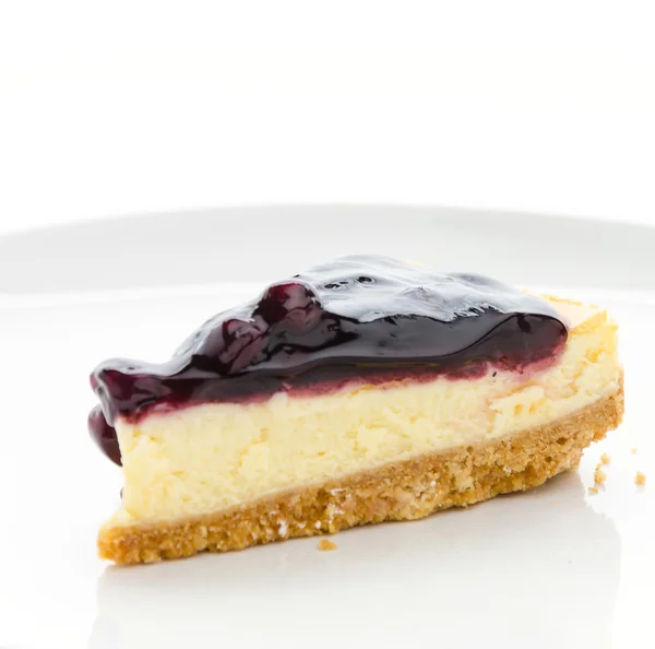 Yaban mersinli cheesecake izole beyaz arka plan — Stok fotoğraf