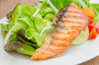 ızgara somon salata