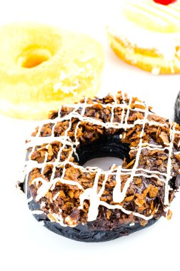 Çörek beyaz arkaplanda izole edildi