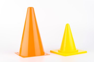 trafik konileri izole beyaz arka plan