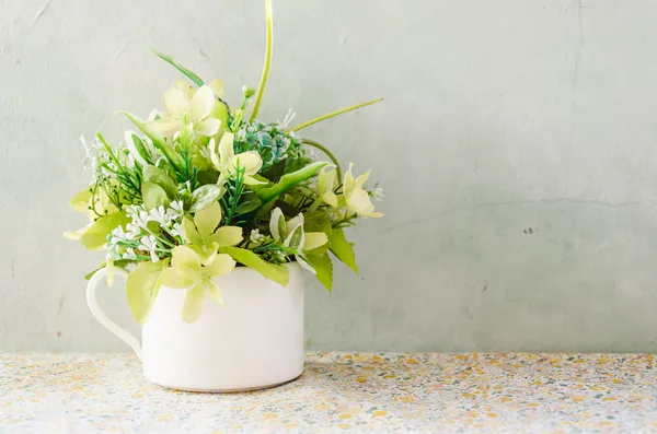 Boeket bloemen in vaas — Stockfoto