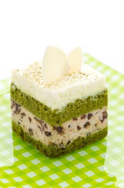 Beyaz arka plan üzerinde izole Matcha yeşil çay pasta