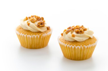 Beyaz arka plan üzerinde izole fındık cupcake