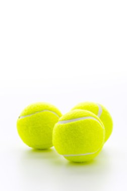 Tenis topları üzerinde beyaz izole