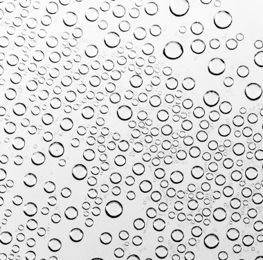 su damlası siyah ve beyaz arka plan üzerinde (koyu siyah işlemek ve