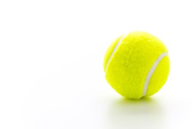 Tenis topları üzerinde beyaz izole