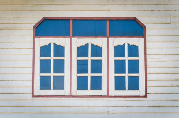 Vieille fenêtre en bois — Photo