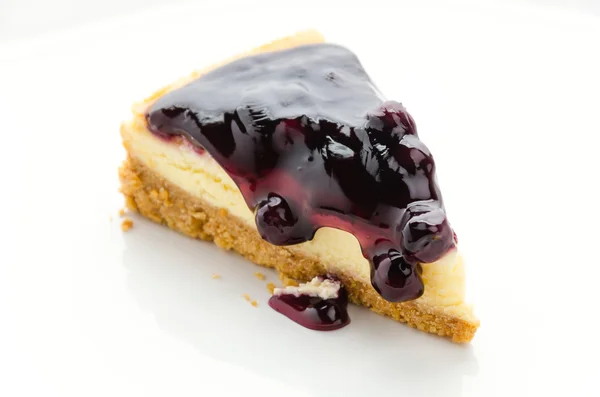 Cheesecake απομονωθεί Blueberry λευκό φόντο — Φωτογραφία Αρχείου