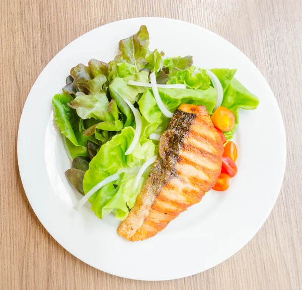 Salada de salmão Grill — Fotografia de Stock