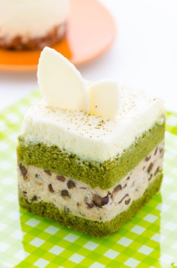 Beyaz arka plan üzerinde izole Matcha yeşil çay pasta