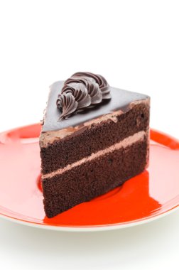 Beyaz arka planda izole edilmiş çikolatalı pasta