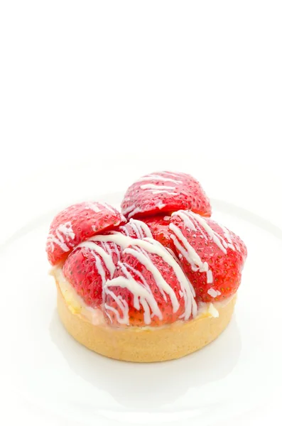 Tarte aux fraises isolée sur blanc — Photo