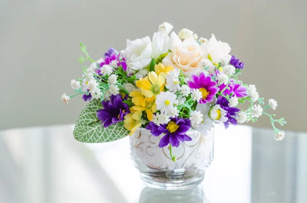 Ramo de flores en jarrón — Foto de Stock