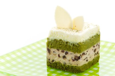 Beyaz arka plan üzerinde izole Matcha yeşil çay pasta