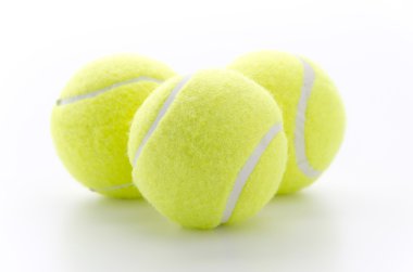 Tenis topları üzerinde beyaz izole