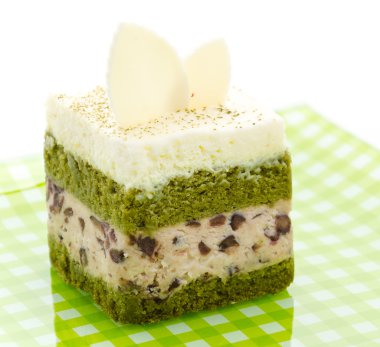 Beyaz arka plan üzerinde izole Matcha yeşil çay pasta