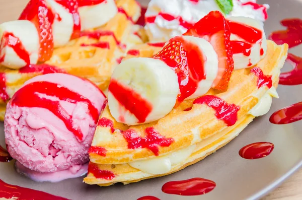 Strawberry banana pancake — Stockfoto