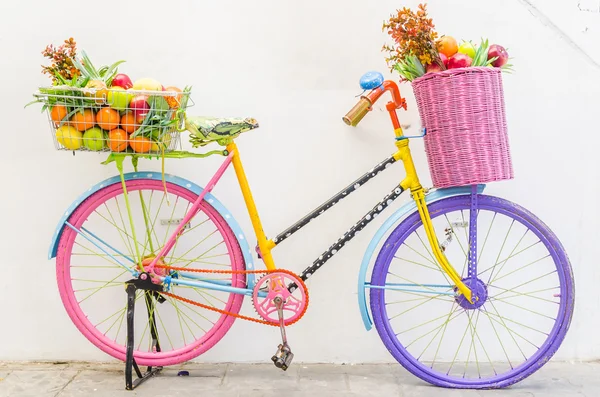 Bicycle with basket fruit and flower — Stock Photo, Image