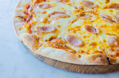 sosisli pizza