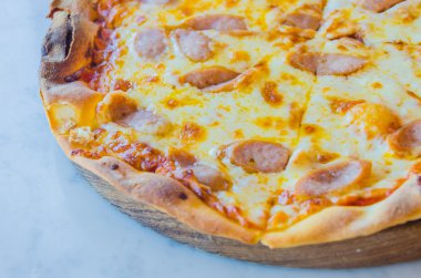 sosisli pizza