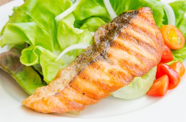 ızgara somon salata