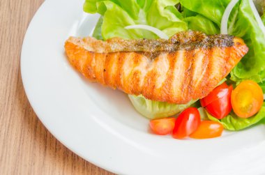 ızgara somon salata