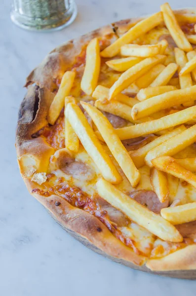 Pommes frites pizza — Stockfoto