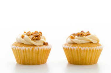 Beyaz arka plan üzerinde izole fındık cupcake