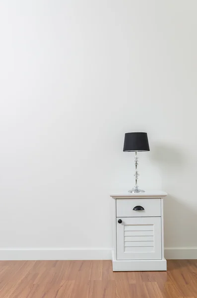 Lampe auf dem Nachttisch — Stockfoto